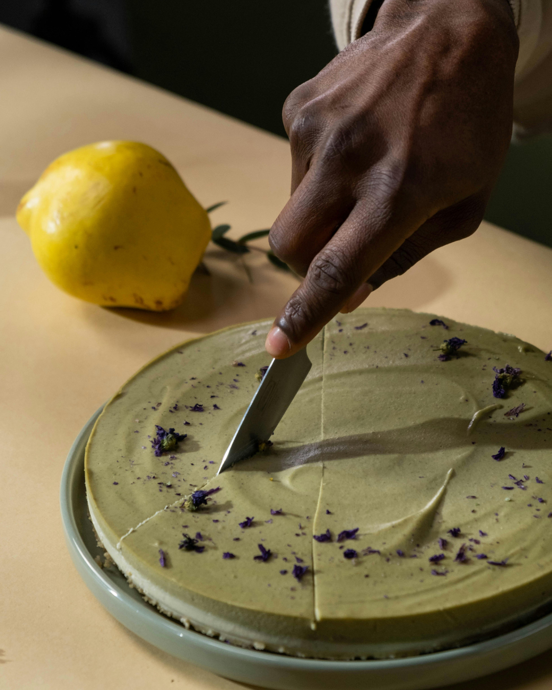 Cheesecake cu fistic, fără coacere, cu coajă de lămâie.